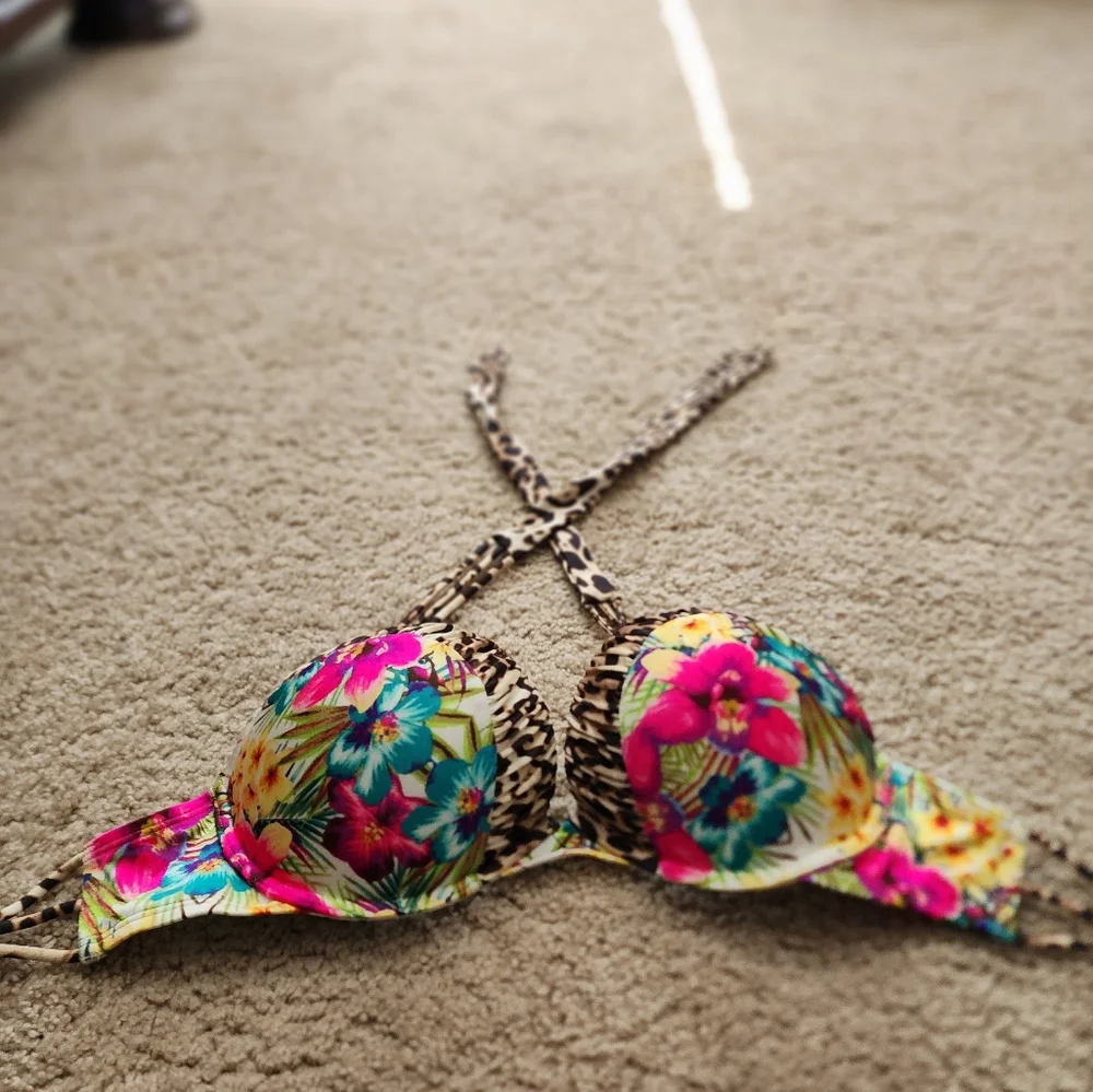 Victoria Secret Bombshell bathing suit top 34D - Picture 1 of 4